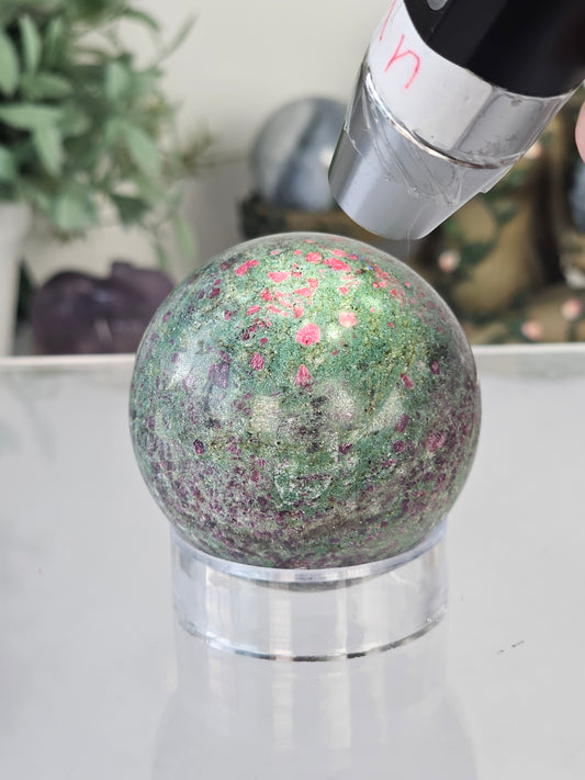 Ruby Fuschite Sphere UV reactive - MAS0687
