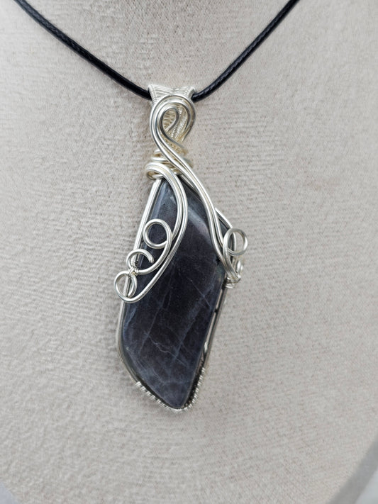 Labradorite pendant wrapped in silver plated wire - MAS0762