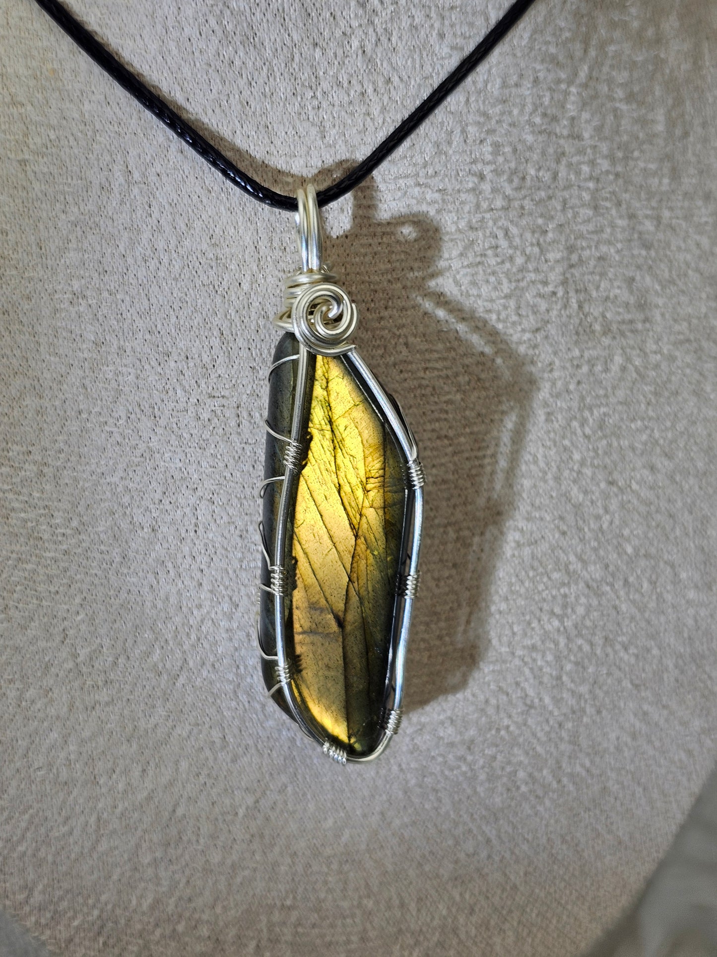 Labradorite pendant wrapped in silver plated wire - MAS0759