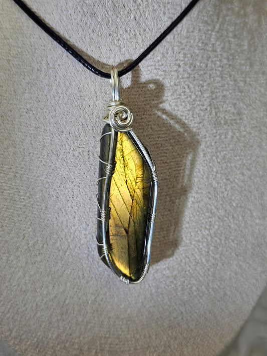 Labradorite pendant wrapped in silver plated wire - MAS0759