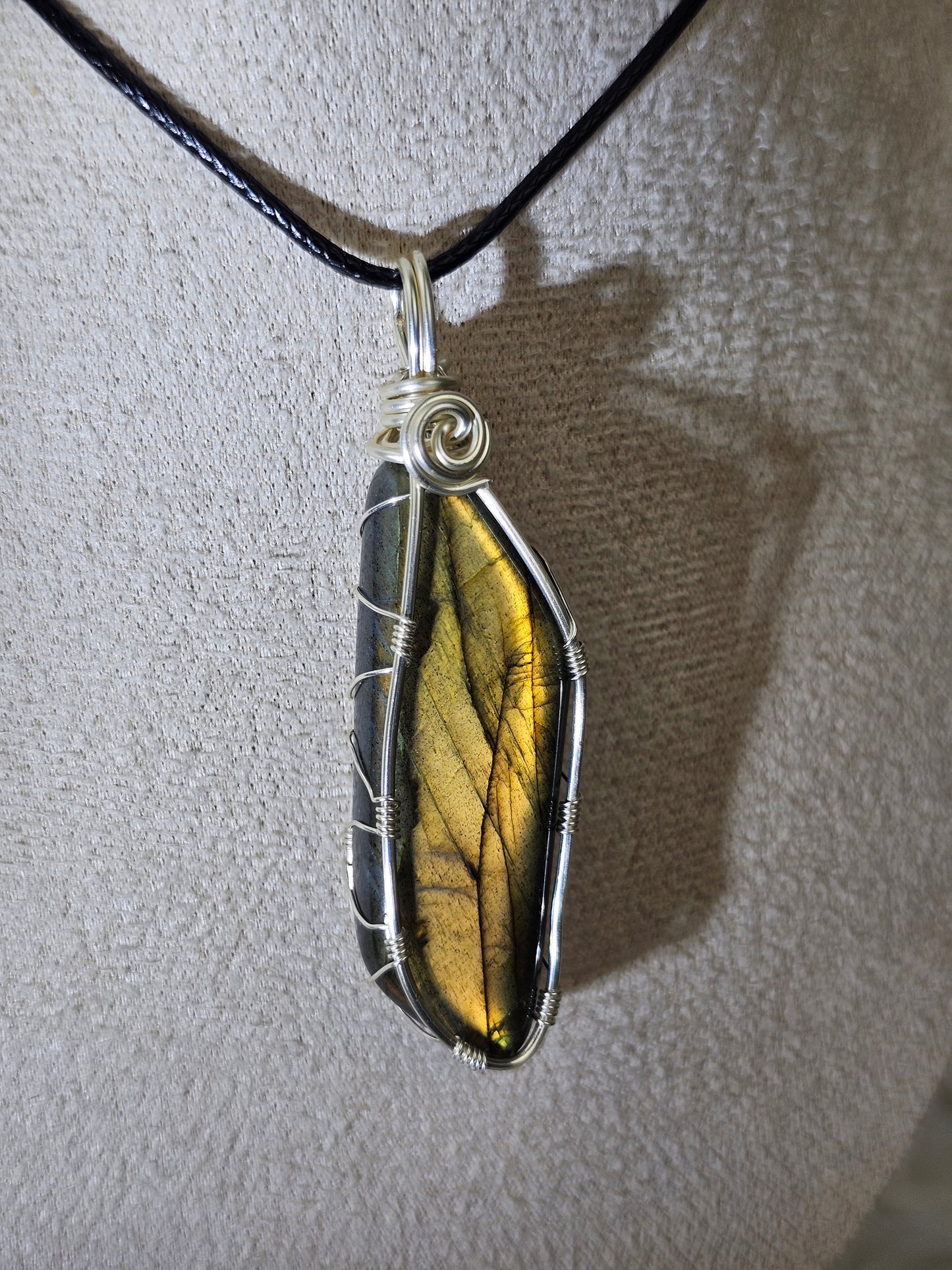 Labradorite pendant wrapped in silver plated wire - MAS0759